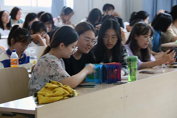 695476936b13449184d8c22a28c089cb.jpg 图三:同学们传阅所分享的作品.jpg